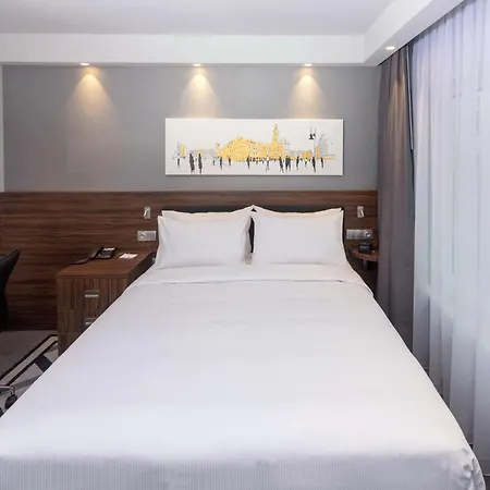 Отель Hampton By Hilton Old Town