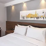 מלון Hampton By Hilton Old Town 3*