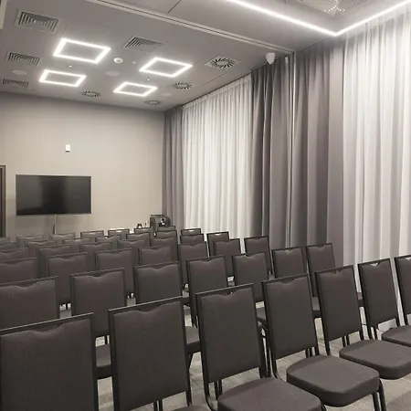 Отель Hampton By Hilton Old Town