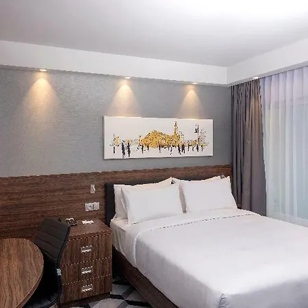 Hampton By Hilton Old Town Готель