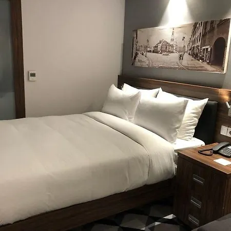 Отель Hampton By Hilton Old Town 3*